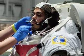 菠菜十大平台推荐 Alumnus Mario Romero, member of Odysseus Lunar Landing crew makes history